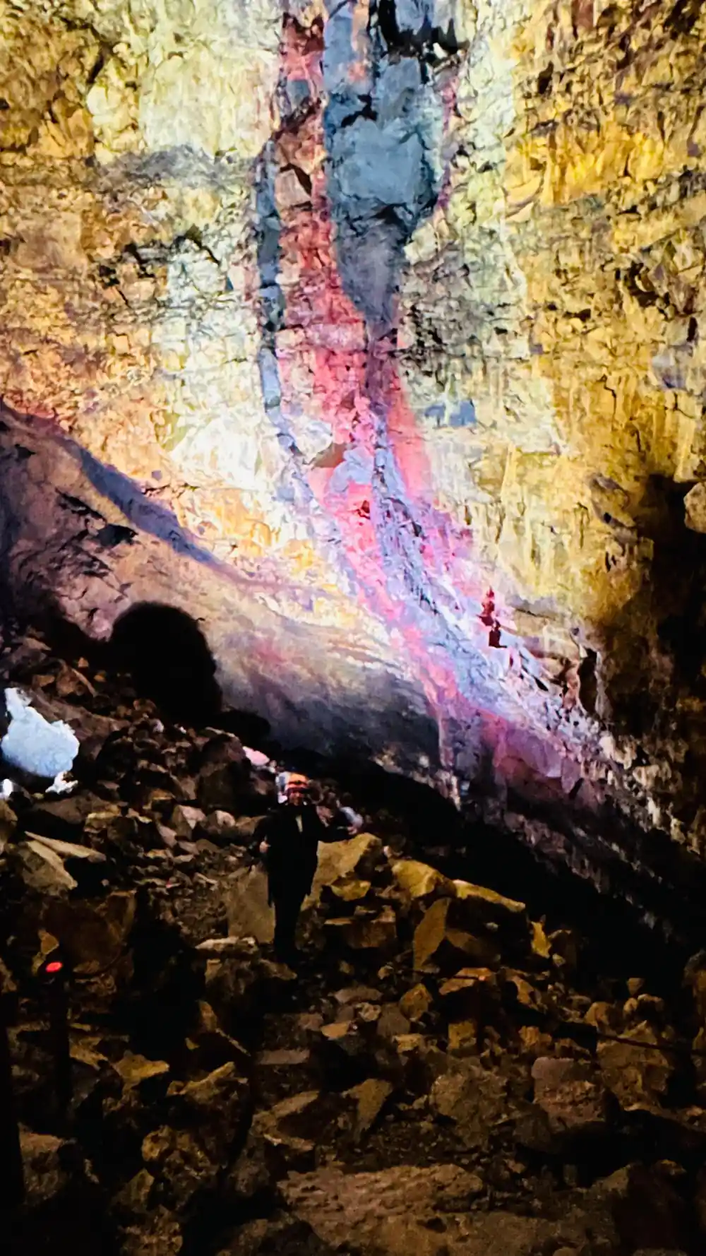 A band of pink and red running down the chamber wall