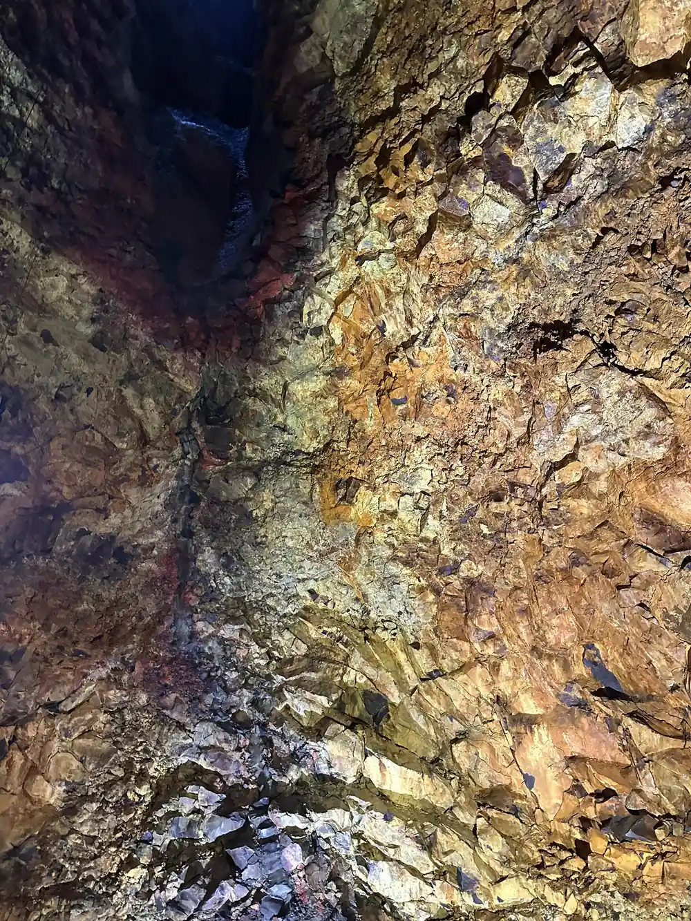 A close view of gold and rust wall with a violet seam