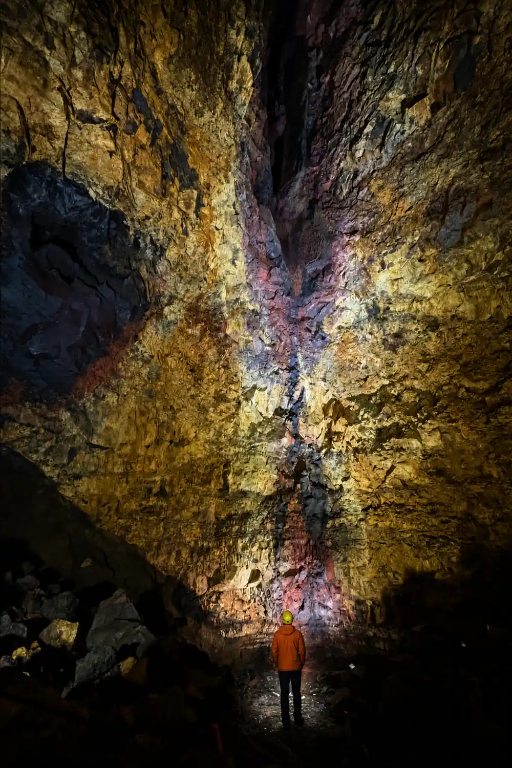A dark fissure between two faces of gold rock