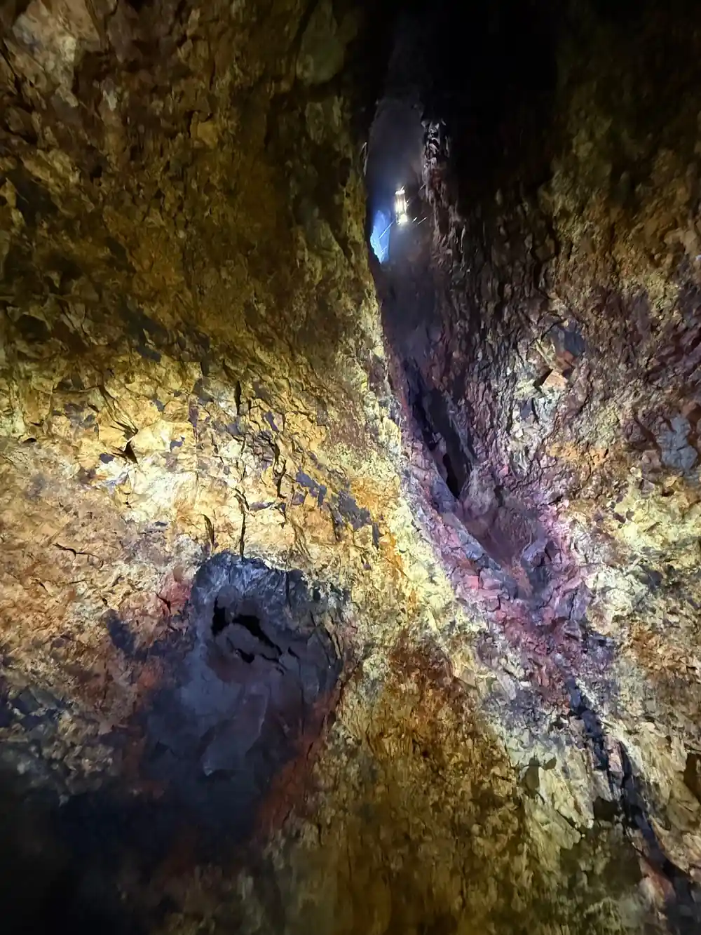 A deep cleft in the wall with the rock gold on either side